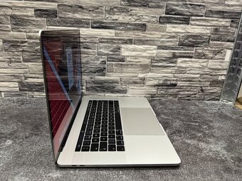 CTO MacBook Pro 15" 2017 i7 / 16GB / 500GB / Pro 560 - 2