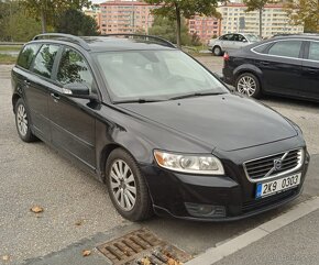 Volvo v50 2.4d 132kw momentun manuál - 2