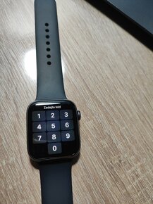 Apple Watch Series 5 44mm - zamknuté - 2