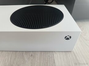 Xbox series S + 2 ovladače - 2