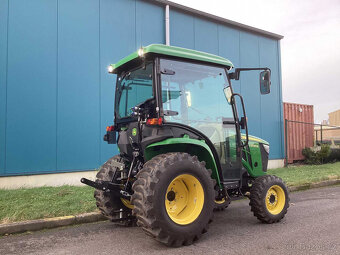 Traktor John Deere 3025E - 2