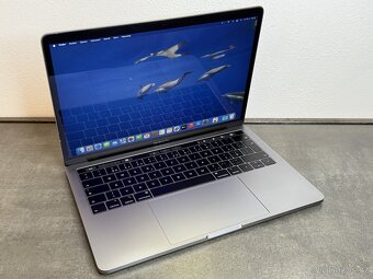 Macbook Pro 13" 2019 / I5 / 16GB / 256GB / Space gray
 - 2