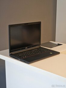 Fujitsu LifeBook E554 - 2