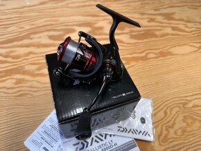 PŘÍVLAČOVÝ NAVIJÁK DAIWA 17 BALLISTIC 1000 D-XH - 2