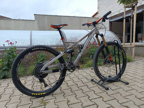 Prodám enduro kolo Devinci Django 27,5 S Coal/Silver KIT - 2