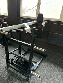 Pendulum Squat Machine - posilovací stroj na nohy - 2