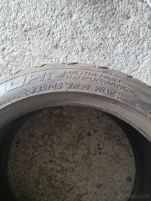 Pneu 235/45R18 - 2