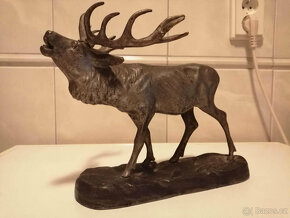 stará dekorační soška jelena z kovu (cca20x23cm) nesignováno - 2
