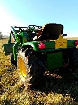 John Deere -traktůrek - 2