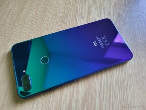 Prodám funkční mobilní telefon Xiaomi Mi 8 Lite 64 GB - 2