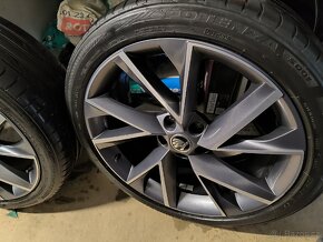 ALU kola Škoda Superb 3 5x112 r17 Originál, pneu ZÁNOVNÍ 95% - 2