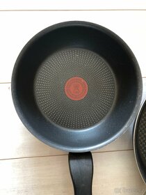 2 ks pánev Tefal průměr 24 cm a 20 cm, výška 5,5 cm - 2