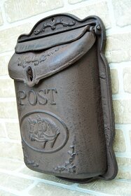 Litinová poštovní schránka s motivem koní - 2