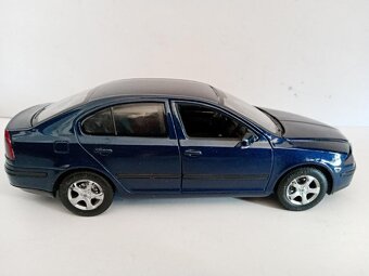 Škoda Octavia II. 1:24, modrá - 2