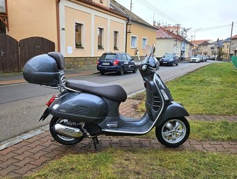 Piaggio Vespa GTS 125 - Touring, r.v.2021, i-get, kufr, štít - 2