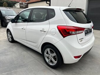 HYUNDAI ix20 1.4i 66 KW 1.MAJ.PDC VYHŘ.SED.2x KOLA 49000km - 2