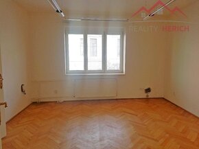 Pronájem kancelářských prostor v centru Chomutova, 180 m2, u - 2