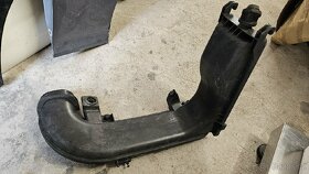 BMW F30 F10 KRYT VZDUCHOVÉHO FILTRU 3.0D 70528997

 - 2