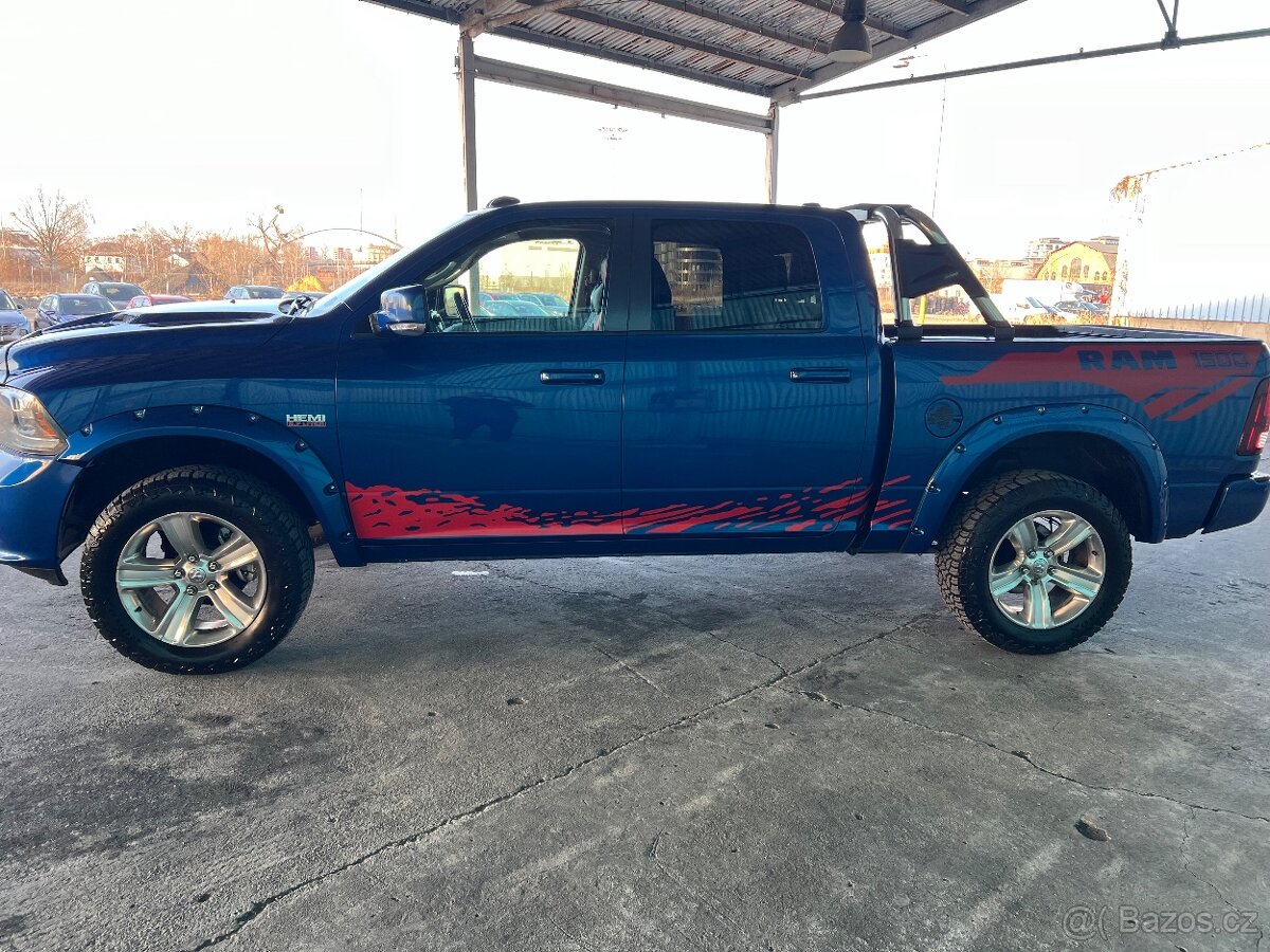 DODGE RAM 5.7 HEMI   4X4 model roku 2015