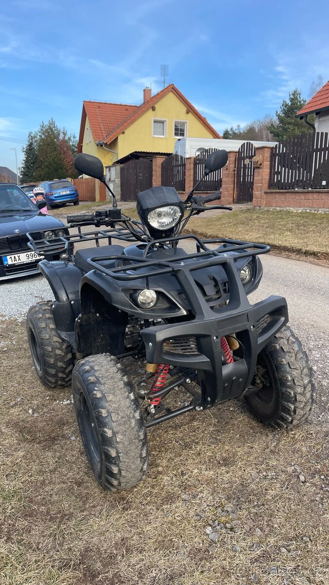 Čtyřkolka BigHummer 250 ccm čtyřtaktní, najeto 270 km.