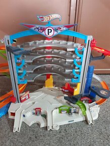 Hot Wheels parkovací dům s výtahem a dráhou - 3