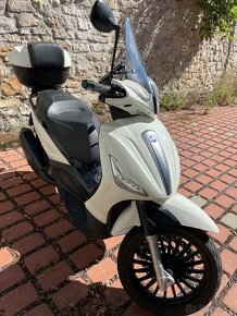 Super skútru Piaggio Beverly 300 - bílá s orig. kufrem - 3