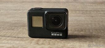 GoPro 7 hero Black + držaky, ochraný rám, nabíječka - 3