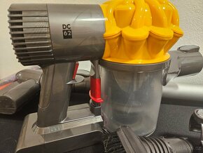 Dyson DC62 s nabíječkou a příslušenstvím - 3