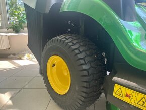 Zahradní traktor John Deere X147 - 3
