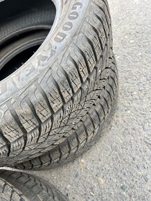 Prodám zimní pneumatiky Goodyear 215/60 R16 - 3