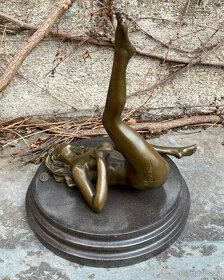 Bronzová socha - Ležící nahá žena sexy - 3