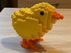 ORIGINÁLNÍ LEGO KUŘÁTKO (DEKORACE) - 3