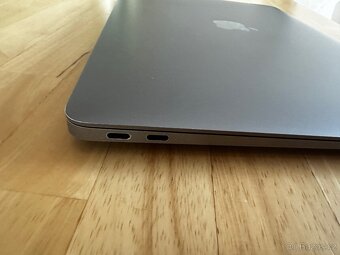 MacBook Air 13", čip M1, 8GB RAM, 256GB - vesmírně šedý - 3