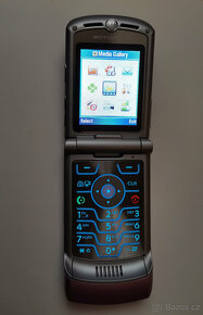 Prodám Motorola RAZR V3c  na díly / do sbírky - 3