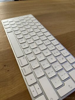 iMac 27 Retina 5K (2017) a apple klávesnice - 3