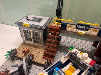 LEGO CITY - Policejní stanice v bažině - 60069 - 3