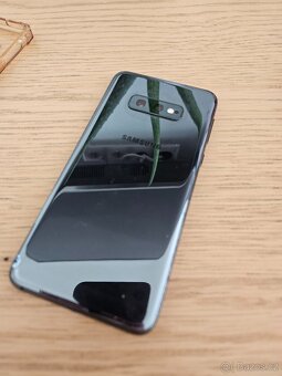 Samsung Galaxy S10e ve velmi zachovalém stavu - 3