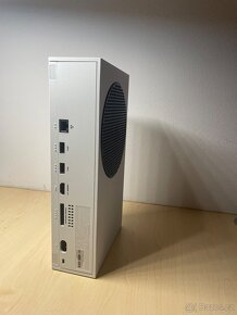 Xbox series s + 2 ovladače - 3