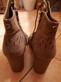 Hnědé kotníčkové boty zn. GUESS - 3