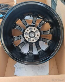 Originál alu Nissan juke r17 Roztec 5x114,3 černé - 3