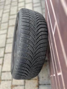 zimní sada kol 195/65R15 91T + poklice VW. Rozteč 5x112 - 3