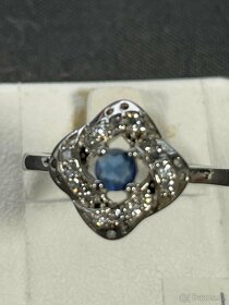 Stříbrný prsten se zirkony a modrým kamenem - 3