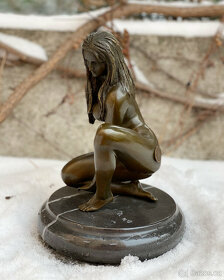 Erotická bronzová socha - Nahá dívka sedící žena - 3