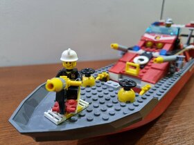 LEGO City 7906 Fireboat - 3