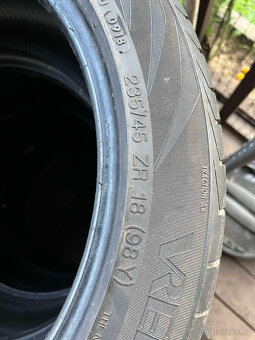 4ks letní pneu 235/45 R18 98Y vzorek 7mm a 3mm - 3