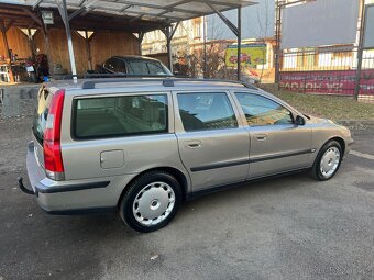 Volvo V70, D5 Rok výroby: 4/2003 - 3