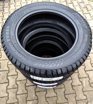 Nové zátěžové zimní pneumatiky Nokian 215/60R17C - 3