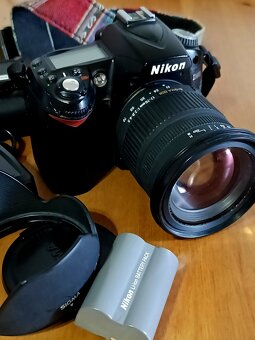 NIKON D90 (Sigma DC 17-70mm 1:2,8-4,5)+grip, baterie, nab. - 3