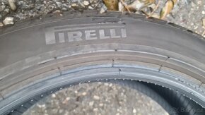 Prodám čtyři zimní pneu PIRELLI 225/45/18,cena je za 4 kusy. - 3