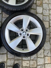 Prodám Alu R17 Škoda 5x100 ET46 letni pneu - 3